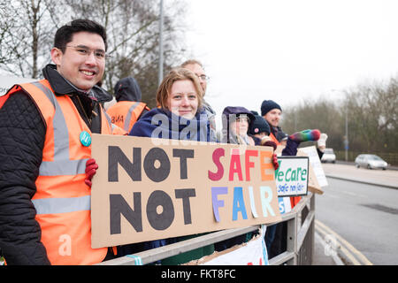 Mansfield, Nottinghamshire, UK. 10. März 2016. Tag2 des Ärzte-Streiks außerhalb des Königs Mühle Krankenhaus im Norden Nottinghamshire, Bestandteil der Sherwood Forest-Stiftung. Bildnachweis: Ian Francis/Alamy Live-Nachrichten Stockfoto