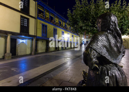 Skulptur einer Frau in Tracht, Oviedo, Spanien Stockfoto