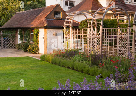 Vor kurzem entwickelt und landschaftlich, einen schönen, traditionellen Garten mit Laube und Grenze, im Sommer - Burley in Wharfedale, West Yorkshire, England. Stockfoto