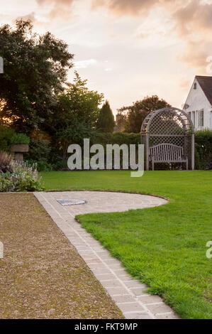 Vor kurzem entworfen und angelegt, einen schönen, traditionellen Garten mit Laube Sitz & Rasen, im Sommer - Burley in Wharfedale, West Yorkshire, England. Stockfoto