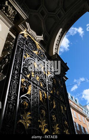 Burlington House Tor am Eingang der Royal Academy of Arts, Piccadilly, City of Westminster, London, England, UK Stockfoto