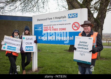 Mansfield, Nottinghamshire, UK. 10. März 2016. Tag2 des Ärzte-Streiks außerhalb des Königs Mühle Krankenhaus im Norden Nottinghamshire, Bestandteil der Sherwood Forest-Stiftung. Bildnachweis: Ian Francis/Alamy Live-Nachrichten Stockfoto