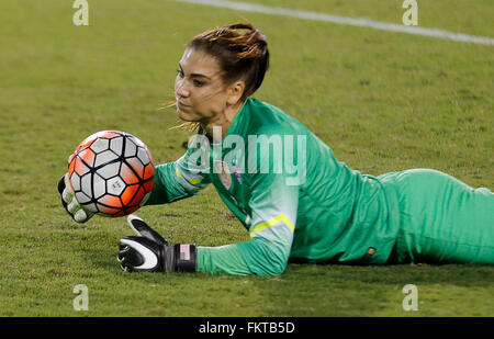 Boca Raton, Florida USA. 9. März 2016. Torhüter Hope Solo der USA reagiert nach dem erlauben ein Tor von Anja Mittag Deutschlands während der sie glaubt Cup im Stadion FAU in Boca Raton, Florida USA, 9. März 2016. Foto: Joe Skipper/Dpa/Alamy Live News Stockfoto