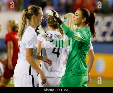 Boca Raton, Florida USA. 9. März 2016. Torhüter Hope Solo USA feiert mit Whitney Engen (L), nachdem sie Deutschland 2: 1, während der sie glaubt Cup im Stadion FAU in Boca Raton, Florida USA, 9. März 2016 besiegt. Foto: Joe Skipper/Dpa/Alamy Live News Stockfoto