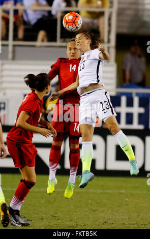 Boca Raton, Florida USA. 9. März 2016. Alex Morgan (R) der USA leitet den Ball wie Babett Peter (C) Deutschland während der sie glaubt Cup im Stadion FAU in Boca Raton, Florida USA, 9. März 2016 verteidigt. Foto: Joe Skipper/Dpa/Alamy Live News Stockfoto