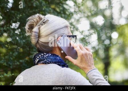 Frau mit Smartphone im freien Stockfoto