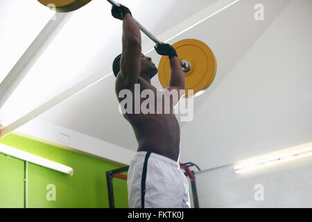 Bodybuilder anhebende Langhantel im Fitness-Studio Stockfoto