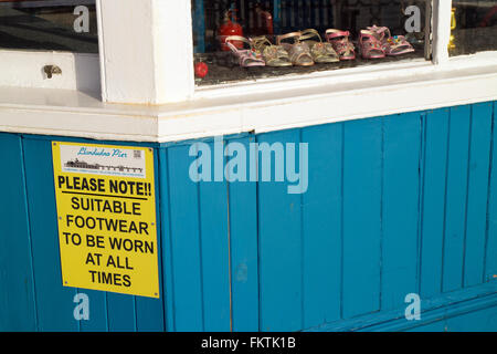 Sandalen für den Verkauf in einer blauen Holzhütte auf dem Pier an Llandudno, North Wales, UK Stockfoto