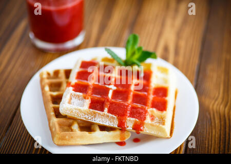 Wiener süße Waffeln mit Erdbeer-Marmelade Stockfoto