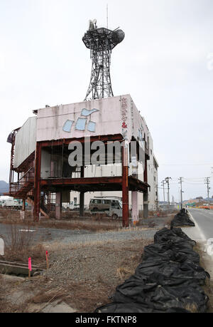 Tokyo. 5. März 2016. Foto aufgenommen am 5. März 2016 zeigt ein Gebäude beschädigt durch Tsunami in Ofunato der Präfektur Iwate, Nordosten Japans. Diejenigen, die evakuiert wurden, nach dem monströsen Erdbeben und Tsunami Japan Region Tōhoku oder nordöstlichen Teil der Insel-Staat getroffen hätte nie gedacht, dass sie in temporären wohnen fünf Jahre nach der Katastrophe kämpfen gegen Einsamkeit und Krankheiten wie städtische Wohnprojekte gefördert durch die Regierung verzögert sind also unerträgliche Kosten für diejenigen ohne Arbeit bleiben würde. © Liu Tian/Xinhua/Alamy Live-Nachrichten Stockfoto