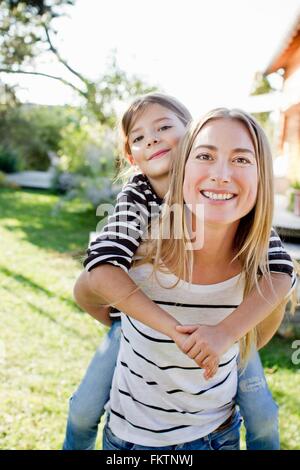 Mutter und Tochter Huckepack Stockfoto