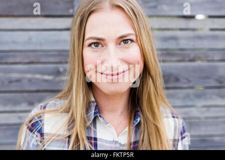 Mitte Erwachsene Frau mit blonden Haaren, Lächeln, Porträt Stockfoto