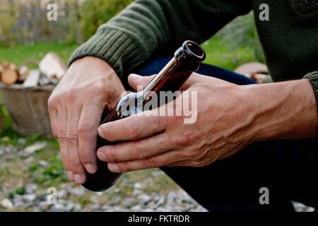 Mann mit Glas Bier Flasche, Nahaufnahme Stockfoto