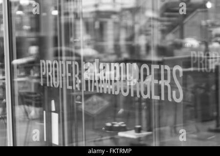 Byron Burger Restaurant und Cafés, St Giles, Holborn, London, Großbritannien. (Schwarzweiß) Stockfoto
