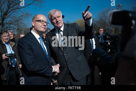 München, Deutschland. 10. März 2016. Der Premier von Bayern Horst Seehofer (R, CSU) erhält der Ministerpräsident der Tschechischen Republik, Bohuslav Sobotka, in München, Deutschland, 10. März 2016. Sobotka ist zu einem zweitägigen Besuch in Bayern. Foto: Sven Hoppe/Dpa/Alamy Live News Stockfoto