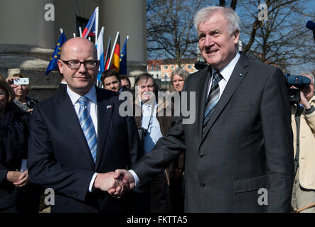 München, Deutschland. 10. März 2016. Der Premier von Bayern Horst Seehofer (R, CSU) erhält der Ministerpräsident der Tschechischen Republik, Bohuslav Sobotka, in München, Deutschland, 10. März 2016. Sobotka ist zu einem zweitägigen Besuch in Bayern. Foto: Sven Hoppe/Dpa/Alamy Live News Stockfoto