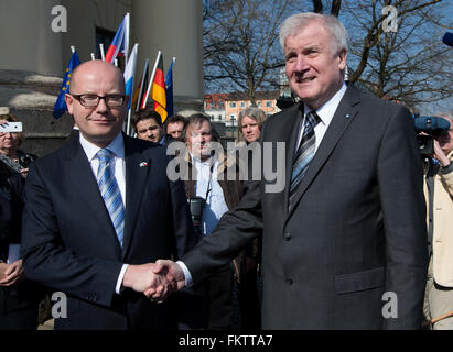 München, Deutschland. 10. März 2016. Der Premier von Bayern Horst Seehofer (R, CSU) erhält der Ministerpräsident der Tschechischen Republik, Bohuslav Sobotka, in München, Deutschland, 10. März 2016. Sobotka ist zu einem zweitägigen Besuch in Bayern. Foto: Sven Hoppe/Dpa/Alamy Live News Stockfoto