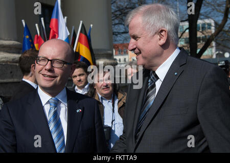 München, Deutschland. 10. März 2016. Der Premier von Bayern Horst Seehofer (R, CSU) erhält der Ministerpräsident der Tschechischen Republik, Bohuslav Sobotka, in München, Deutschland, 10. März 2016. Sobotka ist zu einem zweitägigen Besuch in Bayern. Foto: Sven Hoppe/Dpa/Alamy Live News Stockfoto