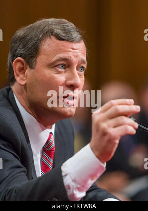 WASHINGTON, DC, USA - US Supreme Court nominierte Richter John G. Roberts Jr. bezeugt vor dem Justizausschuss des Senats während der Anhörungen zur Bestätigung für seine Nominierung, Oberrichter der Vereinigten Staaten zu sein. Stockfoto