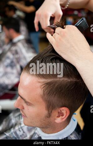 Erhöhte Ansicht des Jünglings im Friseurladen mit Haarschnitt Stockfoto