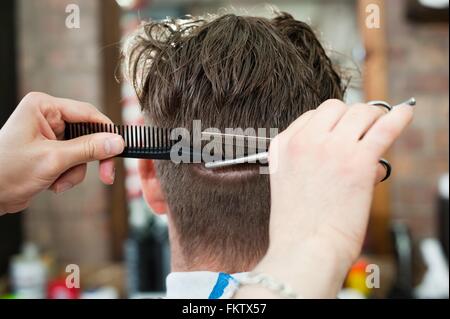 Rückansicht des Jünglings im Friseurladen mit Haarschnitt Stockfoto