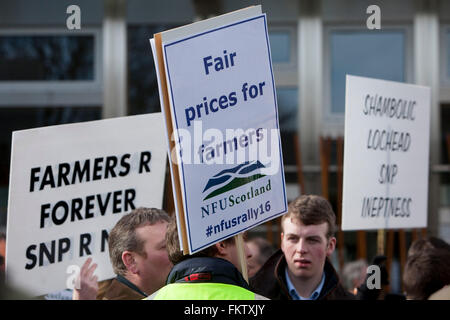 Edinburgh, UK. 10h März. Mitglieder des schottischen Landwirtschaft und Unterstützer (NFUS Schottland) sind außerhalb des schottischen Parlaments am 10. März 2016 sammeln. Sie sind gefragt, um MSP für einige Mittel, die zur schottischen Bauern geliefert worden.  Pako Mera/Alamy live-Nachrichten Stockfoto