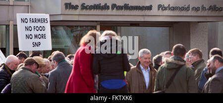 Edinburgh, UK. 10h März. Mitglieder des schottischen Landwirtschaft und Unterstützer (NFUS Schottland) sind außerhalb des schottischen Parlaments am 10. März 2016 sammeln. Sie sind gefragt, um MSP für einige Mittel, die zur schottischen Bauern geliefert worden.  Pako Mera/Alamy live-Nachrichten Stockfoto