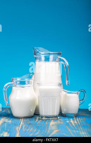 Natürliche frische Milch auf blauem Hintergrund Stockfoto