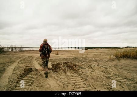 Junger Mann, Wandern, Wandern am See, Rückansicht Stockfoto