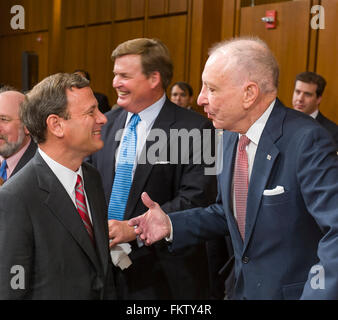 WASHINGTON, DC, USA - US Supreme Court nominierte Richter John G. Roberts Jr, links, spricht mit US-Senator Arlen Specter (R -PA) während der Pause aus dem Justizausschuss des US-Anhörungen zur Bestätigung für Roberts Nominierung Oberrichter der Vereinigten Staaten zu sein. Stockfoto