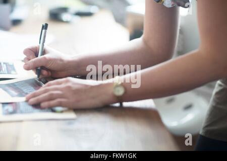 Schuss der Kellnerin Hände Notizenschreiben Bestellung im Café beschnitten Stockfoto
