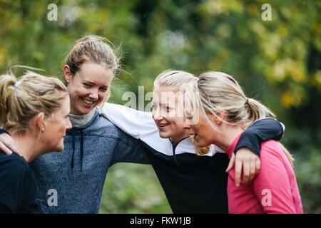 Teenager Mädchen und Frauen Team Planung im park Stockfoto