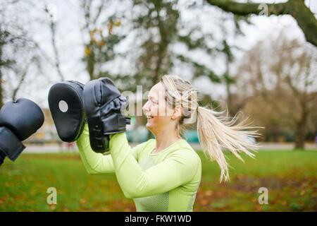 Boxerinnen training im park Stockfoto