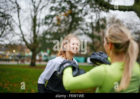 Boxerinnen im Park zusammen zu trainieren Stockfoto