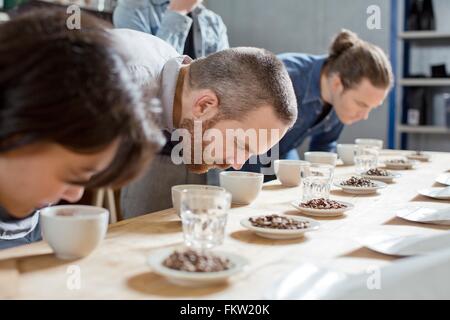 C Gebühr Kostproben riechen Tassen C Gebühr Stockfoto