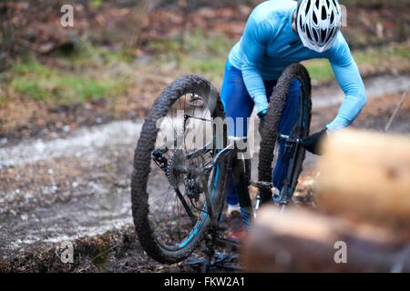 Radfahrer Fahrrad Helm Reparaturen auf den Kopf unten Fahrrad Stockfoto