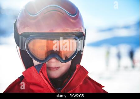Junge auf Skiurlaub Stockfoto