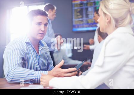 Geschäftsmann und Geschäftsfrau im Fice von Angesicht zu Angesicht mit Diskussion Stockfoto