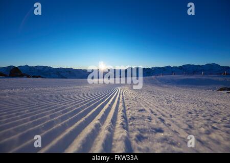 Schneebedeckte Feld und Sonnenuntergang über Berge, Gaislachkogel, Sölden, Tirol, Österreich Stockfoto