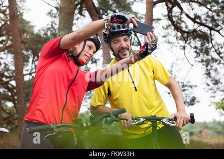 Happy Mountain Bike paar unter Smartphone Selfie im Wald Stockfoto