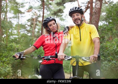 Porträt glücklich Mountain Bike paar in Wald Stockfoto