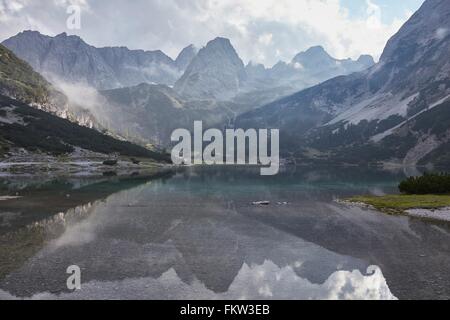 Berge spiegelt sich im See Seebensee, Ehrwald, Tirol, Österreich Stockfoto