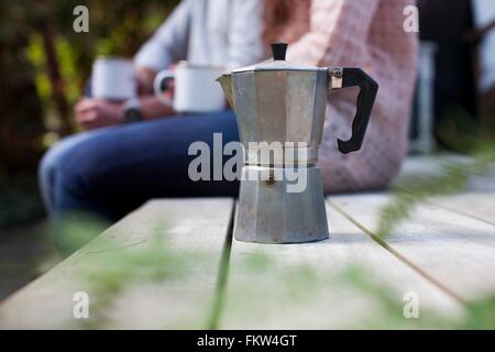 Schuss des Paares auf Garten Veranda mit Kaffeekanne beschnitten Stockfoto