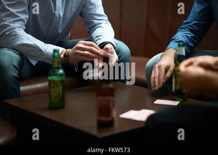 Hände von drei Männern Spielkarten in traditionellen UK pub Stockfoto