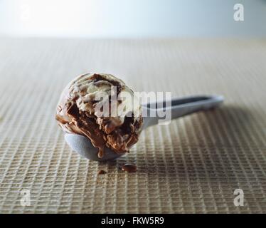 Chocolate Chip und Vanille-Eis in Metall Kugel Stockfoto