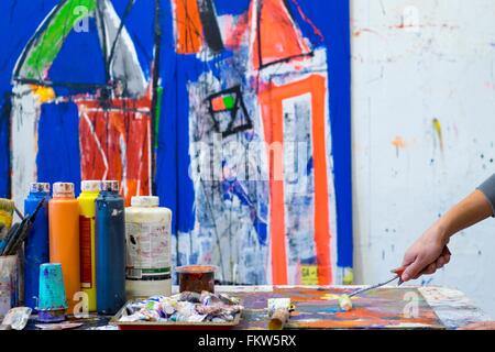 Künstler in seinem Atelier Stockfoto