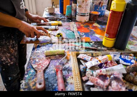 Künstler in seinem Atelier Stockfoto