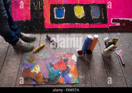 Künstler in seinem Atelier Stockfoto