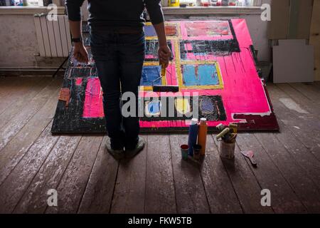 Künstler in seinem Atelier Stockfoto