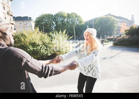 Paare tanzen im park Stockfoto